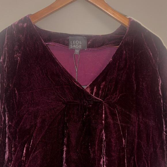 NWT Leo & Sage Crushed Velvet Short Sleeve Top Burgundy V Neck Size Large - Picture 2 of 8